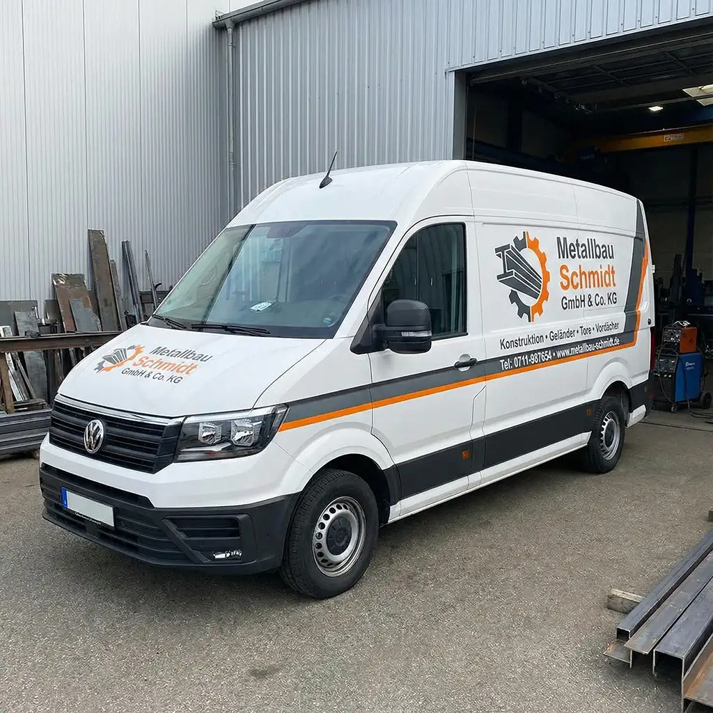 Metallbau Firmenwagen mit Heckbeschriftung